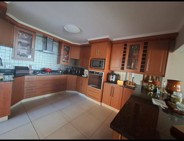6 BEDROOM HOUSE FOR SALE IN DA NOVA